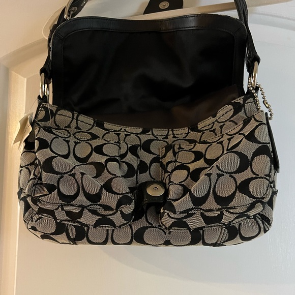 BNWT Coach signature hobo bag - Picture 2 of 5